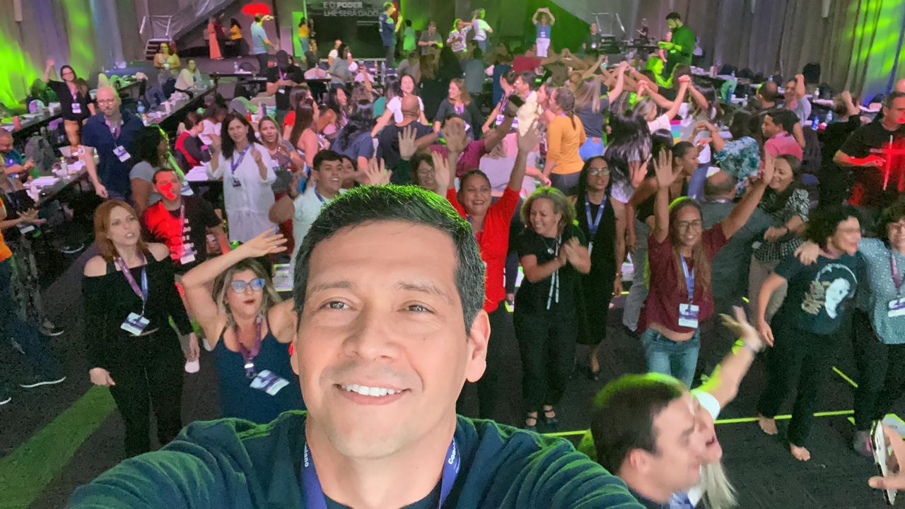 Cristiano Franco com participantes em uma experiência interativa durante um evento